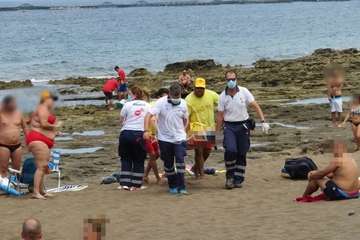 Una mujer se siente indispuesta en la playa de Salinetas y es evacuada en una ambulancia del SUC (Foto TA)